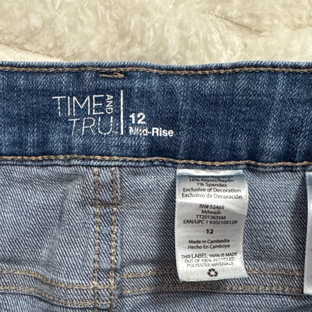 Women's Time and Tru Blu Distressed denim capris - Picture 2 of 7